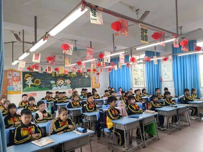 训练中,教师明确课堂纪律要求,从课前准备,举手发言,到坐姿端正,认真