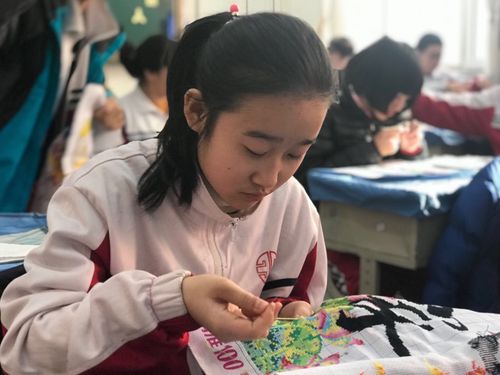 市第三十中学"十字绣"特色成果展传承文化 巧手绣成中华景特色课堂